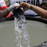 Reparto gratuito de agua en zonas alejadas de las ciudades beneficia a un millón y medio de peruanos y peruanas